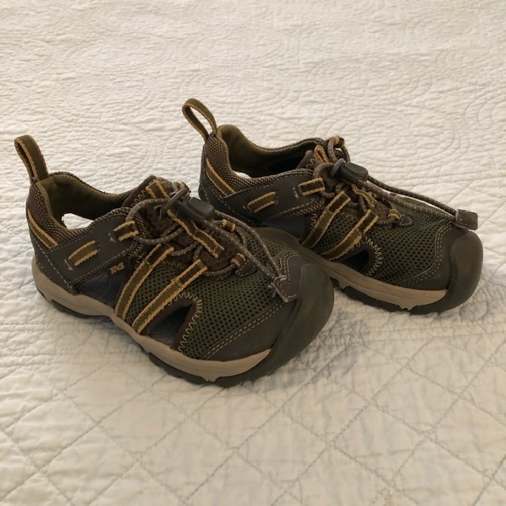 Teva Manatee kids sandal. Size 9.